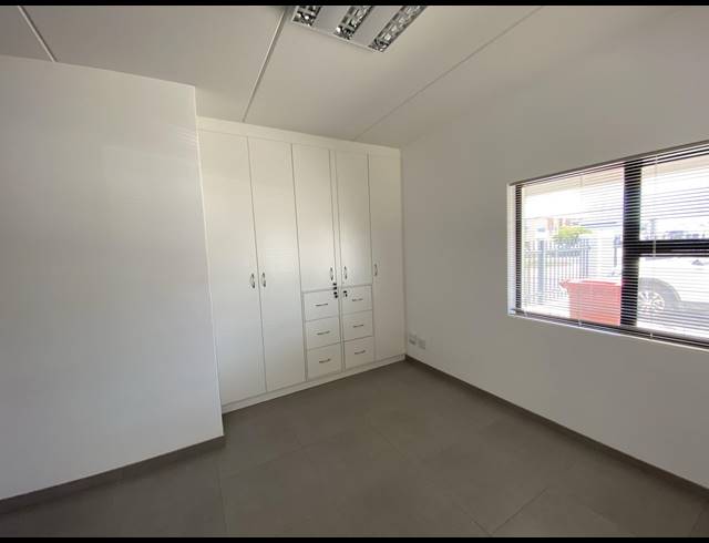 220M² OFFICE TO LET IN CAPE FARMS